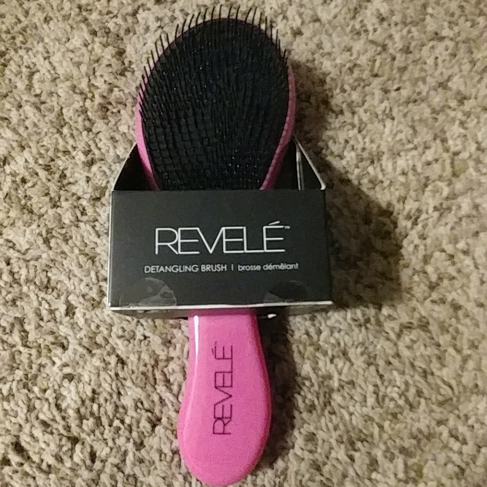 Brand New Detangling Brush by Revelé